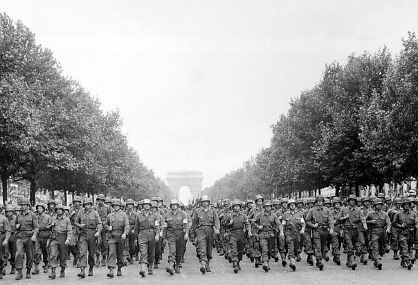 800px-American_troops_march_down_the_Champs_Elysees_crop